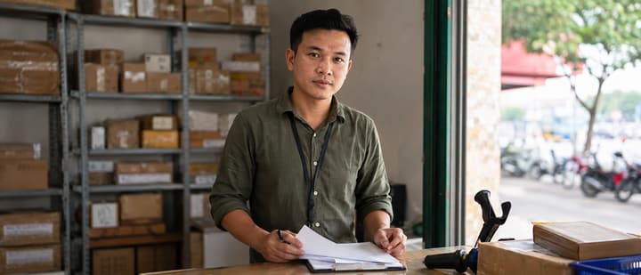 Nhân viên điều phối bưu cục chia tuyến phát tại quầy