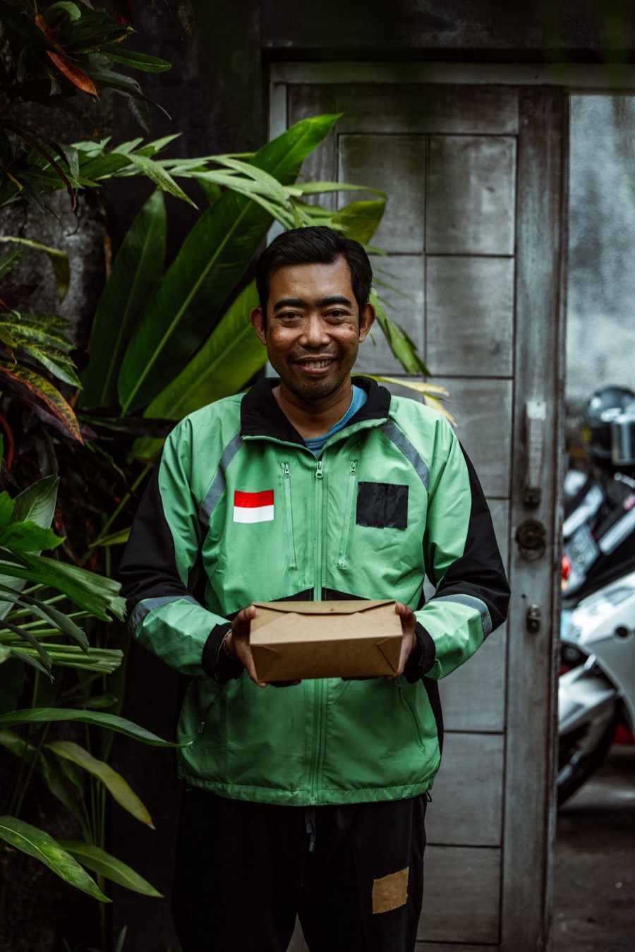 Nhân viên chuyển phát nhận kiện hàng tại cửa shop