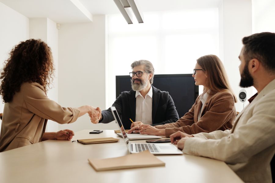 Buổi phỏng vấn ứng viên từ shortlist, hai bên bắt tay sau khi chốt