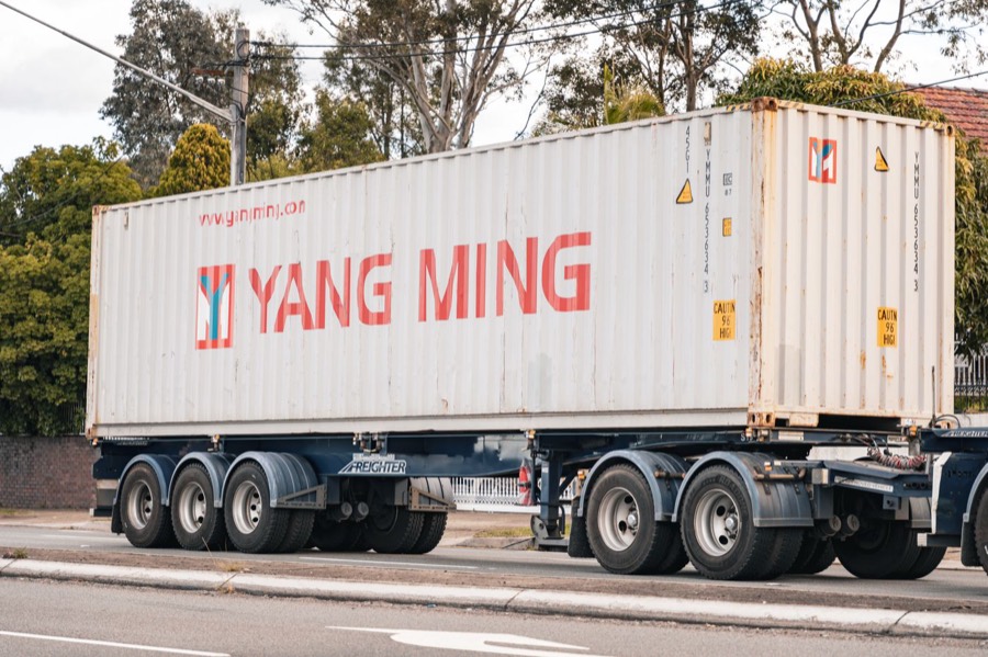 Xe đầu kéo chở container chạy tuyến giao hàng