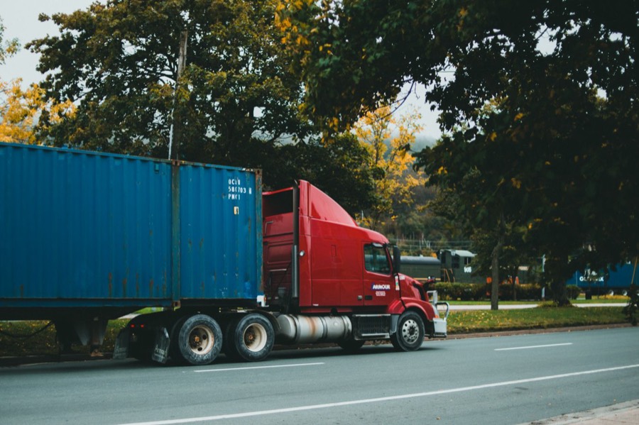 Xe đầu kéo chở container chạy trên đường