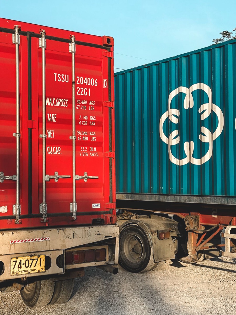 Xe đầu kéo chở container tại bãi trước giờ xếp tài