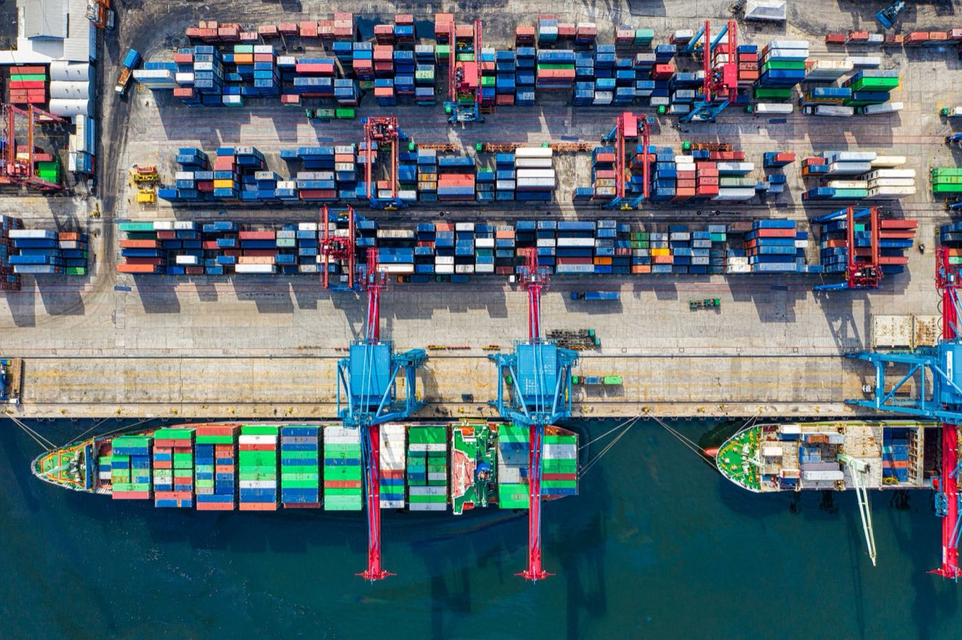Toàn cảnh cảng container nhìn từ trên cao, tàu đang làm hàng tại cầu bến